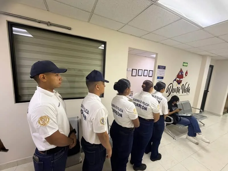Cadetes de la Academia de Policía donan sangre para apoyar a heridos de la Secundaria 13
