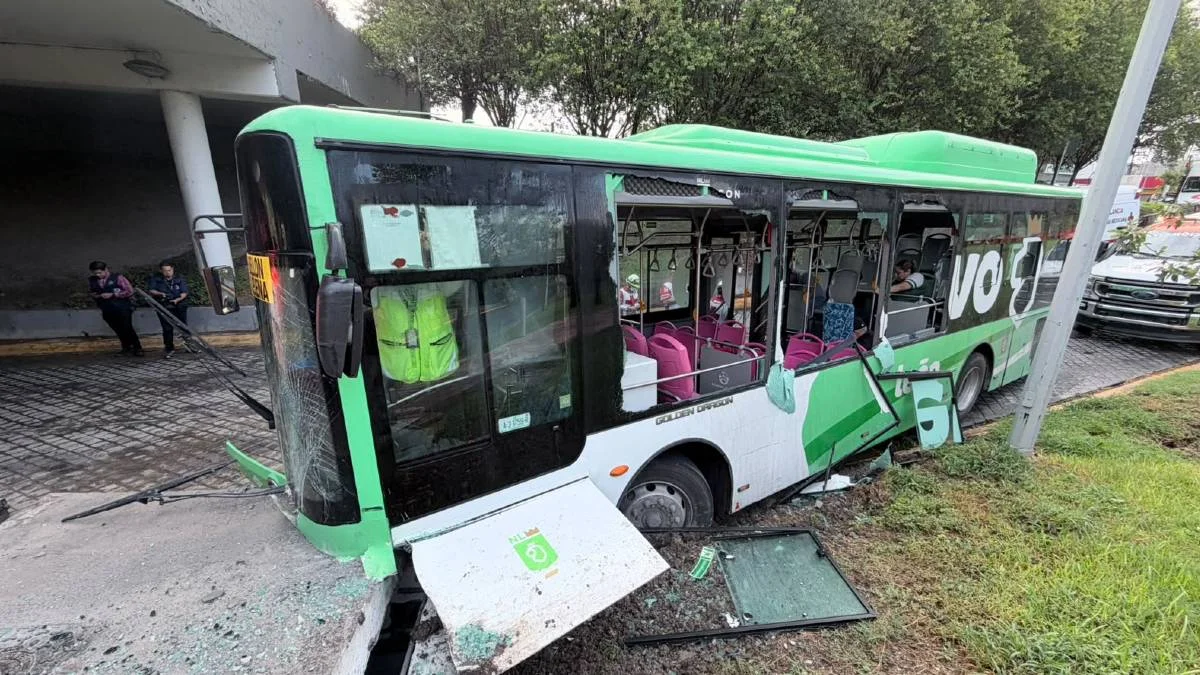 Camión derrapa y se impacta con base de concreto en el Centro de Monterrey; hay 6 lesionados