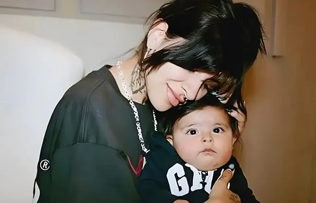 Inti, hija de Cazzu y Christian Nodal, reaparece en redes con un look muy especial