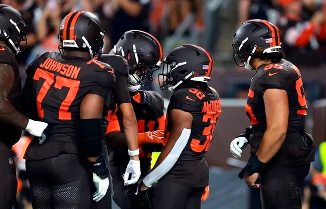 Browns amarga regreso de Rodgers y Steelers
