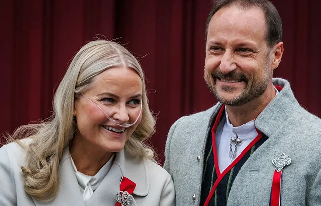 Mette-Marit de Noruega vuelve a tener un problema de salud y aplaza su debut como reina