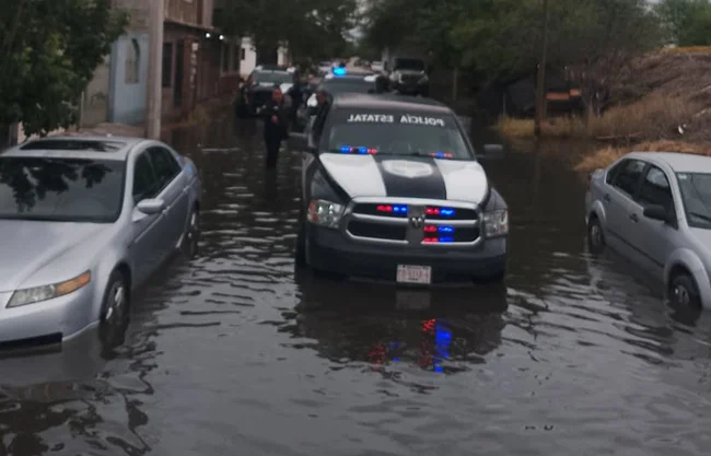 Policía Civil de Coahuila brinda auxilio a familias afectadas por las lluvias en Torreón