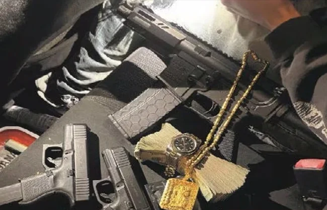 Estudiantes de secundaria en EU operan red de tráfico de armas para cárteles mexicanos vía WhatsApp