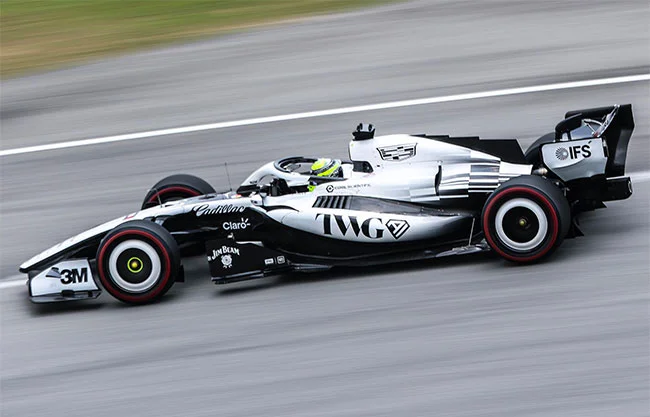 Pesadilla para Checo Pérez: termina 19º tras siete paradas en Sepang