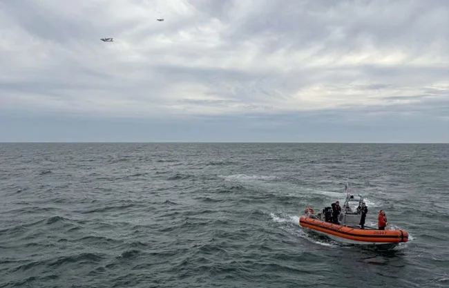 Guardia Costera mantiene búsqueda de desaparecidos tras hallar restos de avión frente a Nantucket