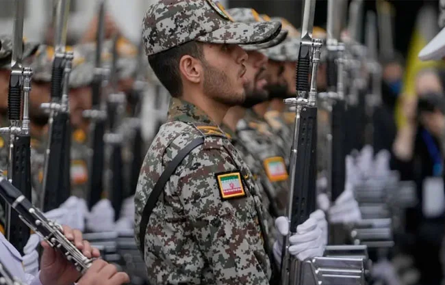 Irán convierte plazas de Teherán en campos de entrenamiento militar
