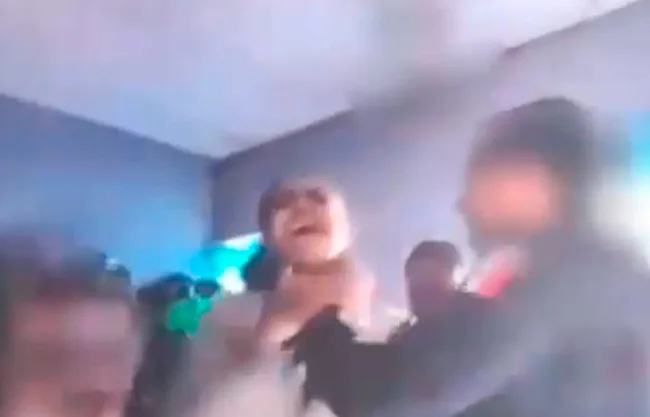 Video exhibe a jefe policiaco de León golpeando a una mujer y es suspendido