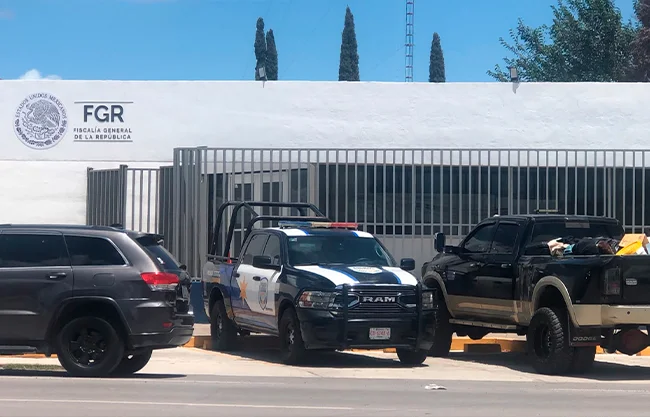 Detienen a mujer estadounidense con armas y cargadores