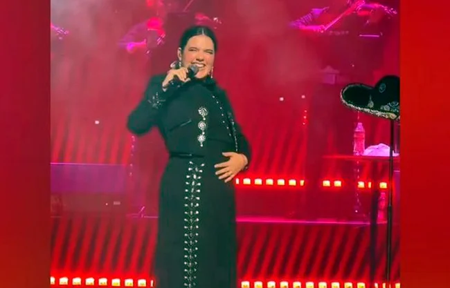 Anuncia Camila Fernández embarazo en concierto