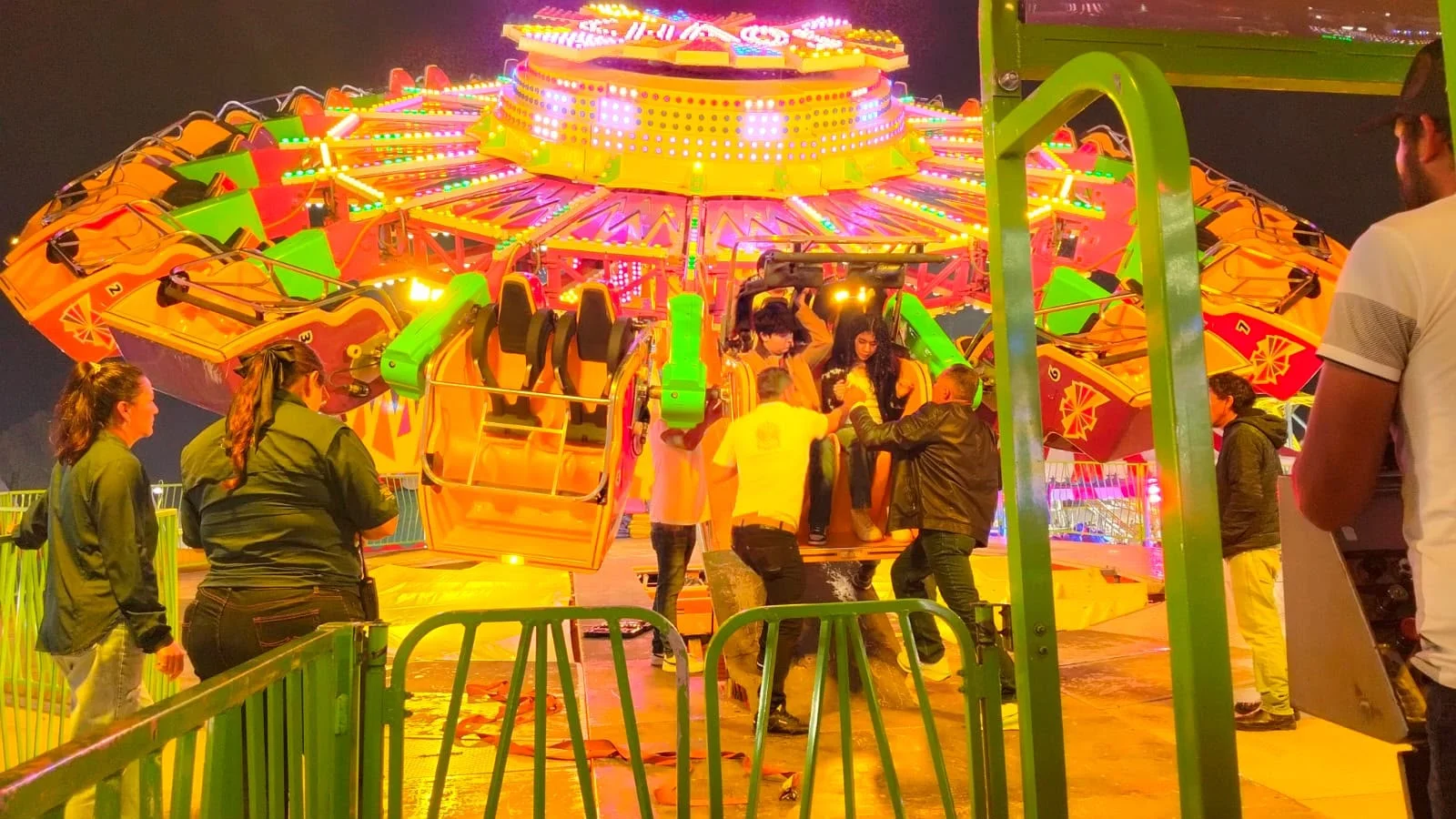 Falla en juego de la Feria de Torreón deja 24 personas atrapadas