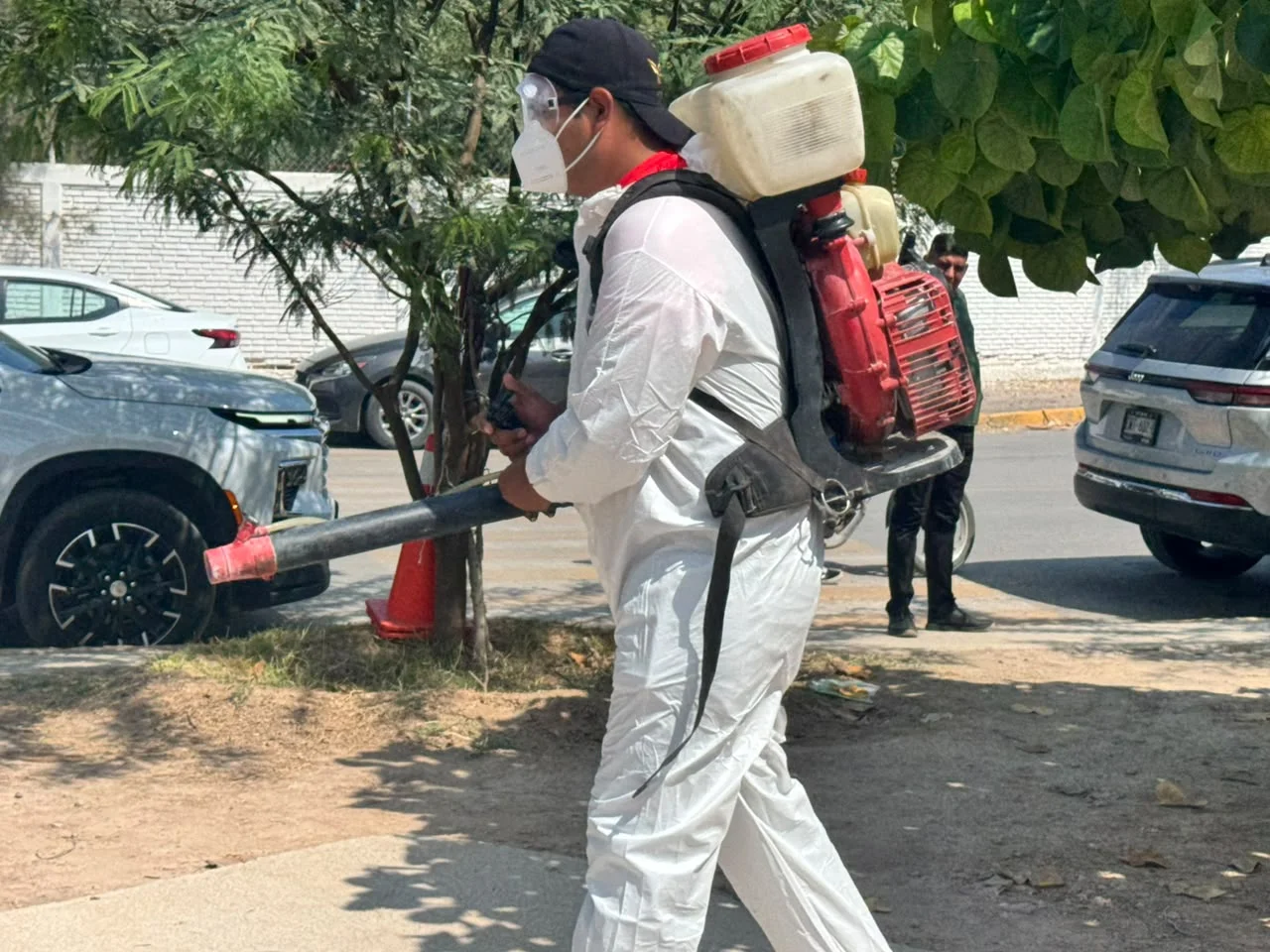 Refuerzan fumigación y aplicación de abate contra el dengue en colonias de Torreón