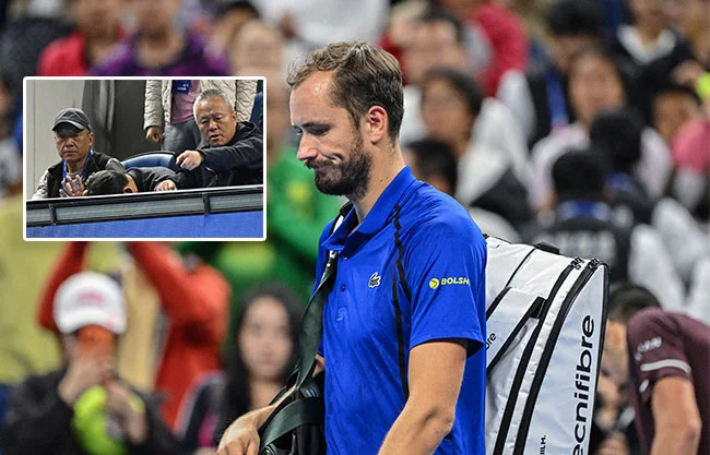 ¡Insólito en Pekín! Descalifican a Medvedev tras pelotazo a un espectador y Djokovic avanza a la final