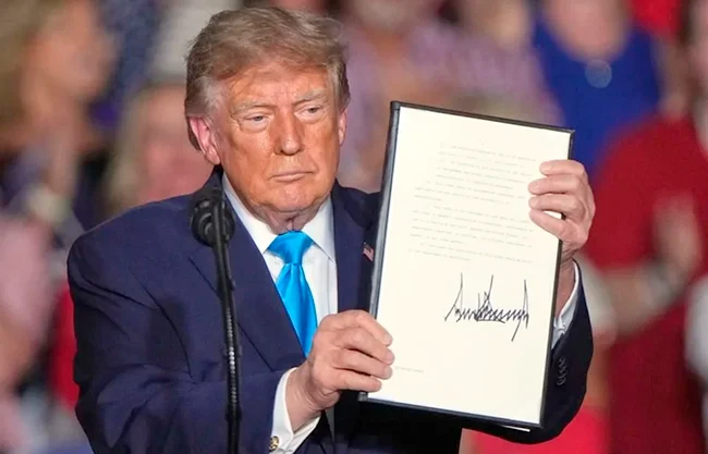 Firma orden Trump para reducir costos de diesel