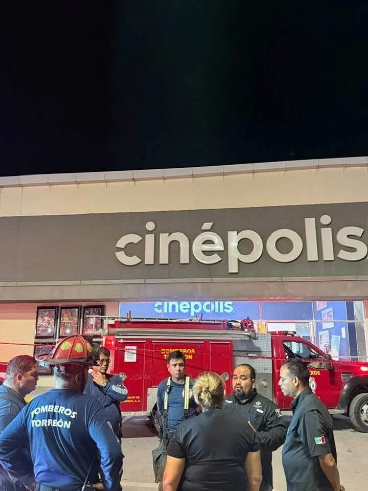 Incendio en Cinépolis de Torreón provoca evacuación de clientes; cierra para evaluación