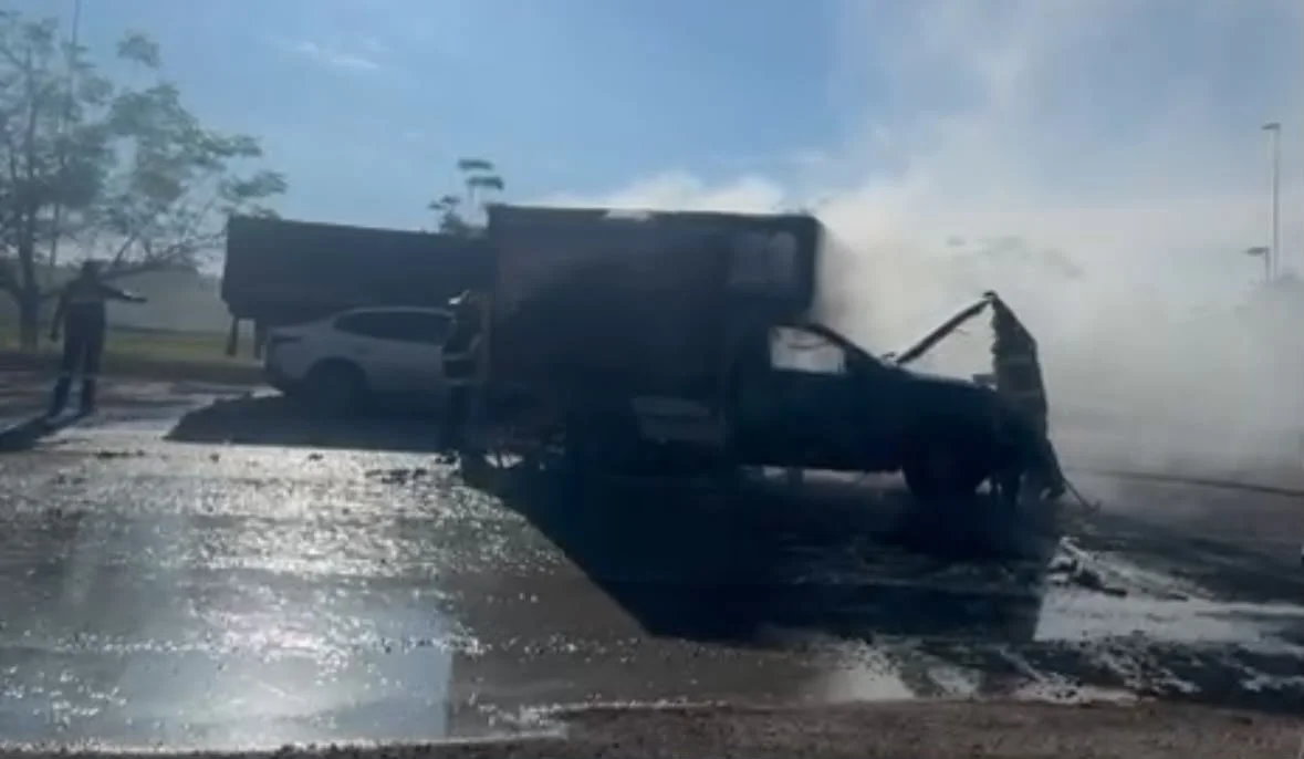 Se incendia camioneta sobre periférico de Gómez Palacio; no hay lesionados