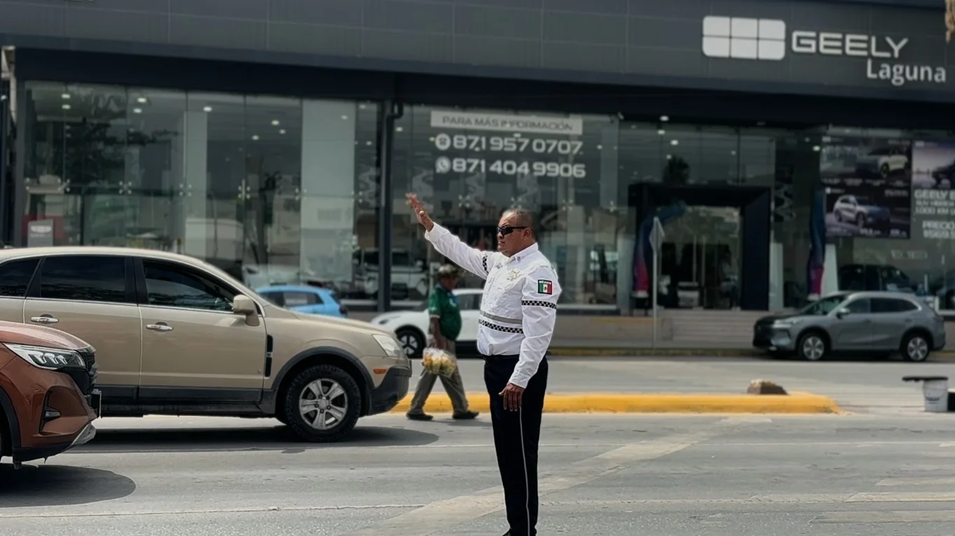 Refuerzan vigilancia vial con agentes pedestres en cruceros de Torreón