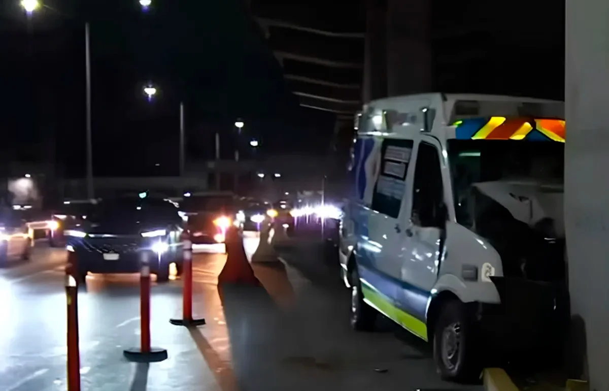 Fallece paramédica de 17 años al estrellarse ambulancia contra columna del metro en Monterrey