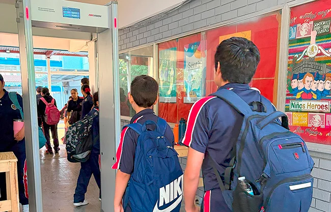 Entre QR para ir al baño y detectores de metal: Escuelas en México se blindan por miedo a la violencia