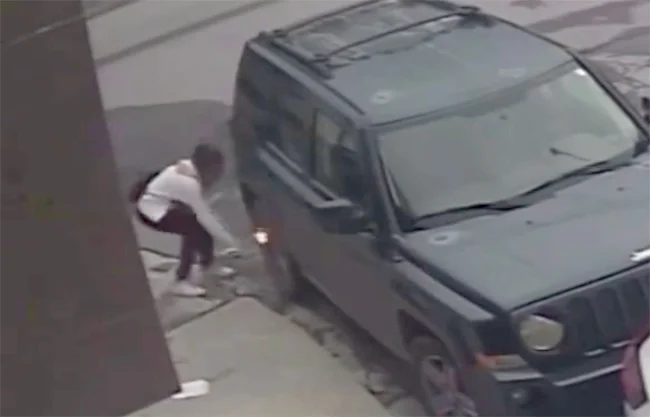 Captan a mujer prendiendo fuego a camioneta en Apodaca