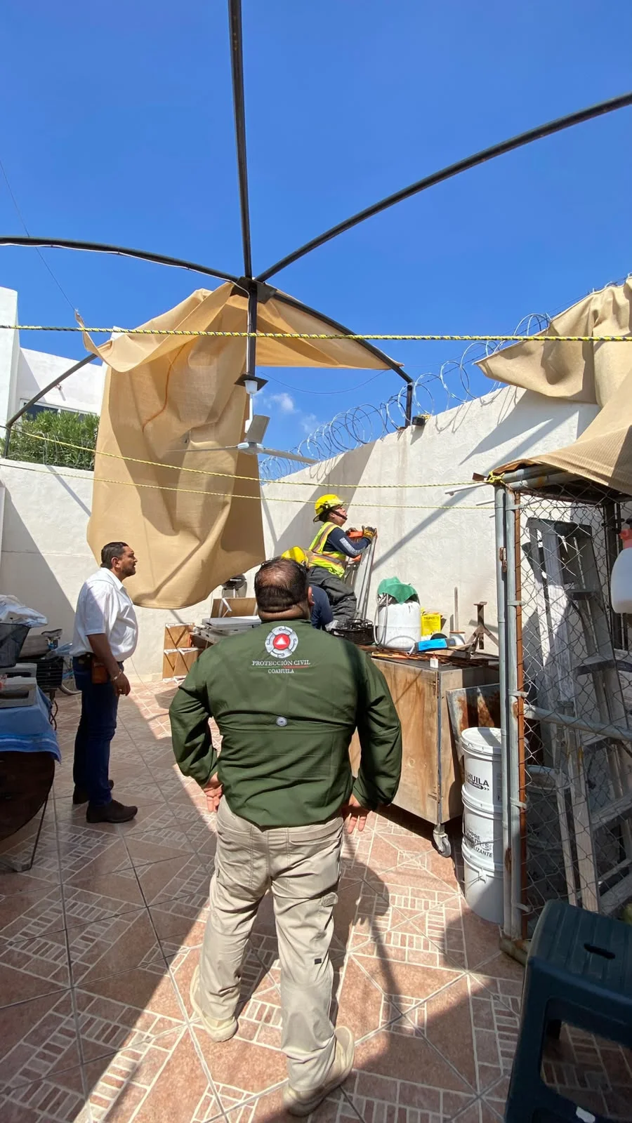 Trabajador resulta lesionado tras caer en alambre de púas en Torreón