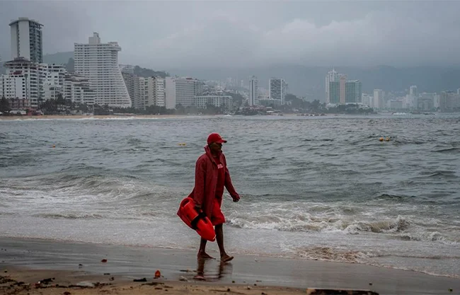 Alerta en el Pacífico: tormenta Simón se acerca a México y paraliza la navegación en tres puertos