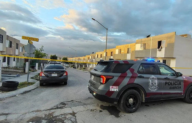 Asesina a su esposa tras discusión en García; hiere a suegra y cuñada