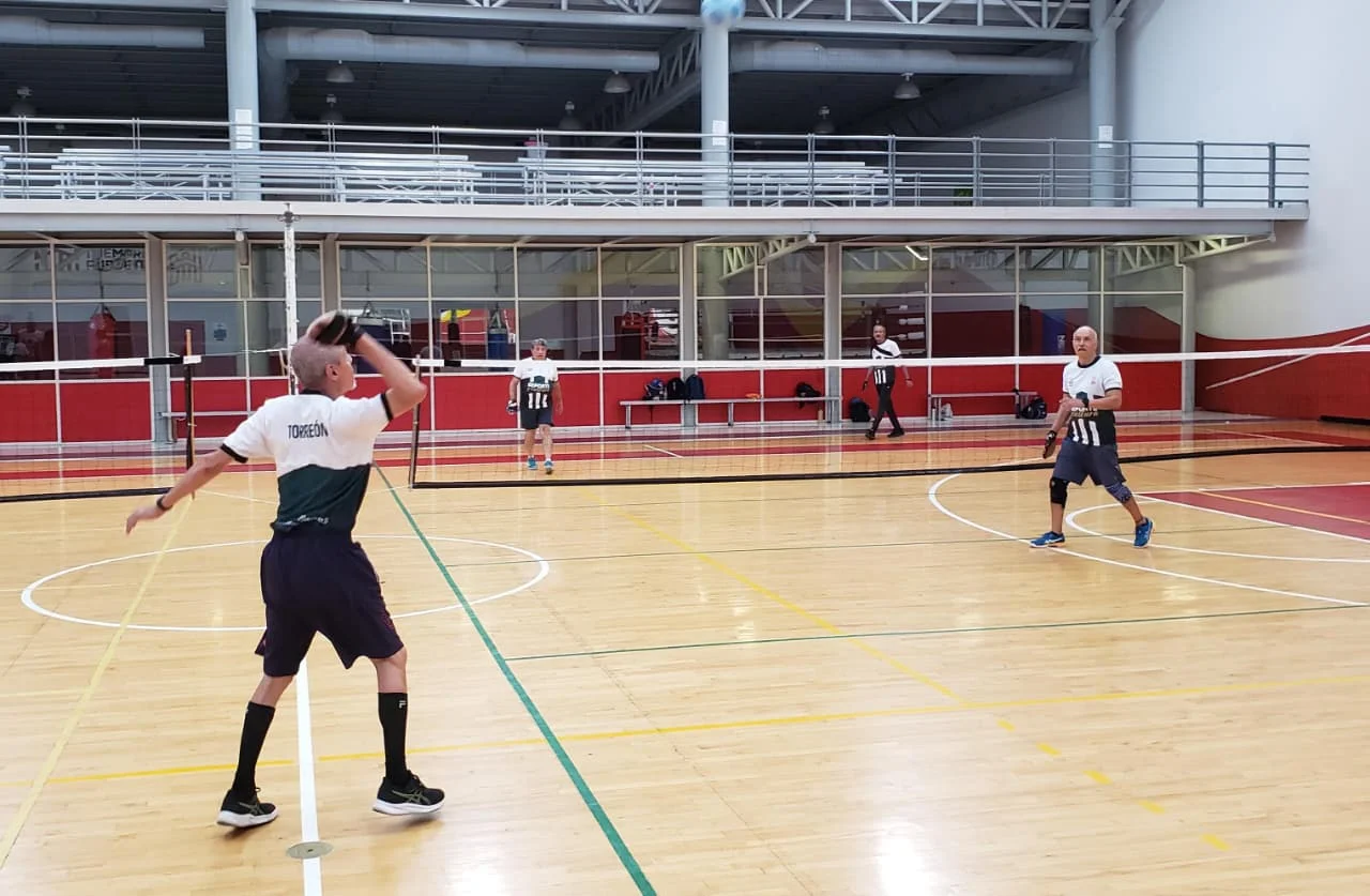 Club de pelota tarasca cumple seis años; reúne a adultos mayores en La Jabonera