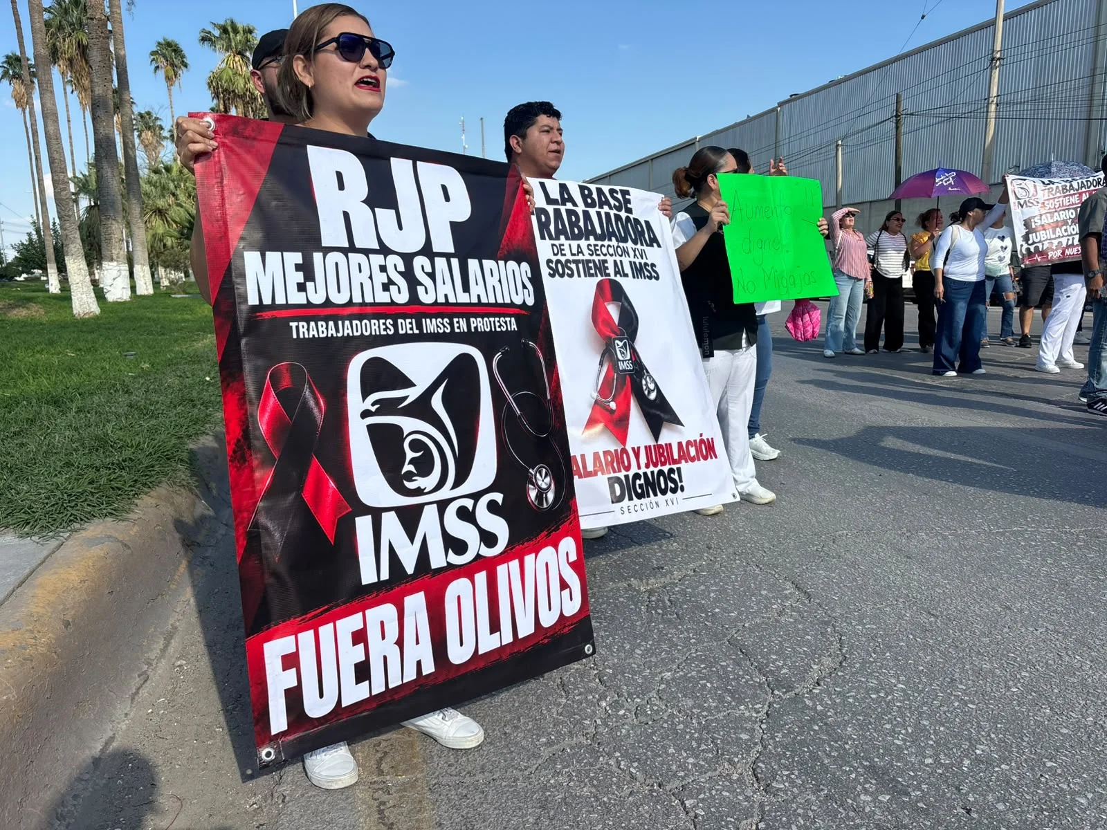 Trabajadores del IMSS bloquean periférico de Gómez Palacio; exigen mayores insumos para los derechohabientes
