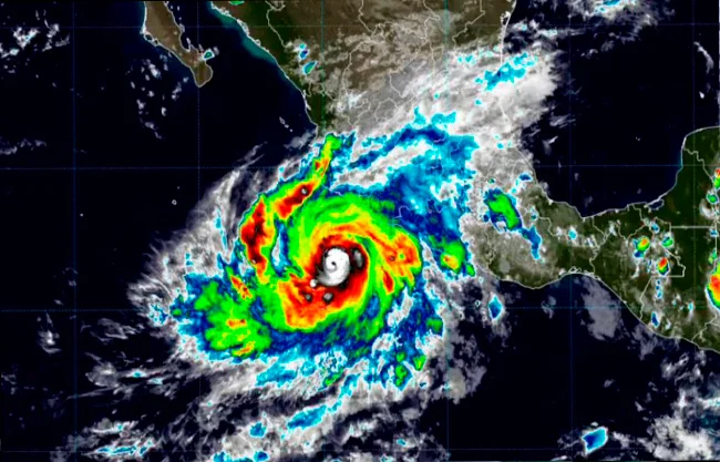 El huracán "Simón" se intensifica a categoría 3 y amenaza con impactar las costas de Jalisco y Colima