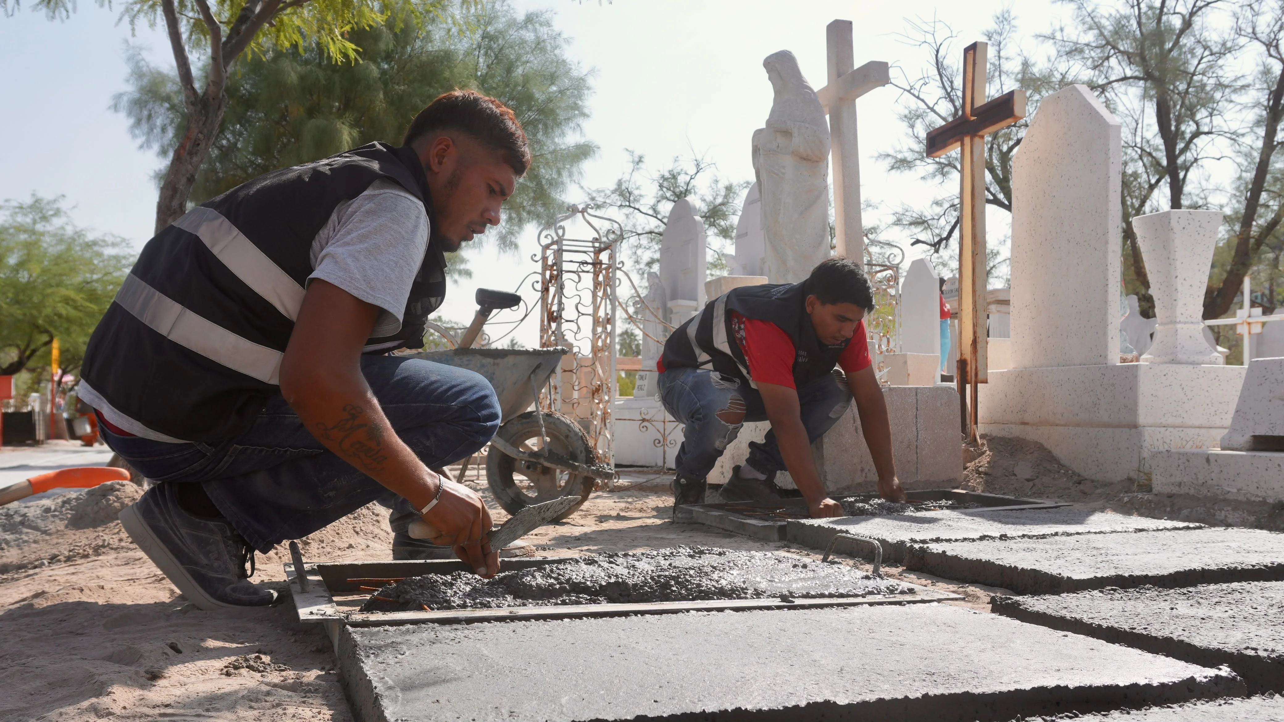Refuerzan mantenimiento en panteones de Torreón previo al Día de Muertos