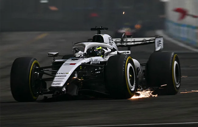 Checo Pérez mantiene ritmo consistente en Singapur, pero queda fuera de la zona de puntos