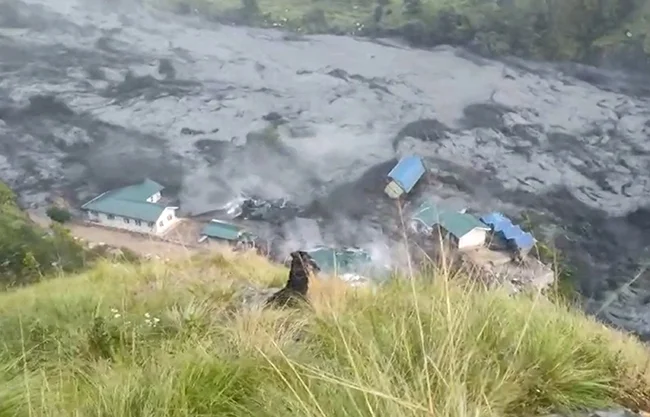 Nueva inundación en Nepal arrastra decenas de casas y deja cinco desaparecidos