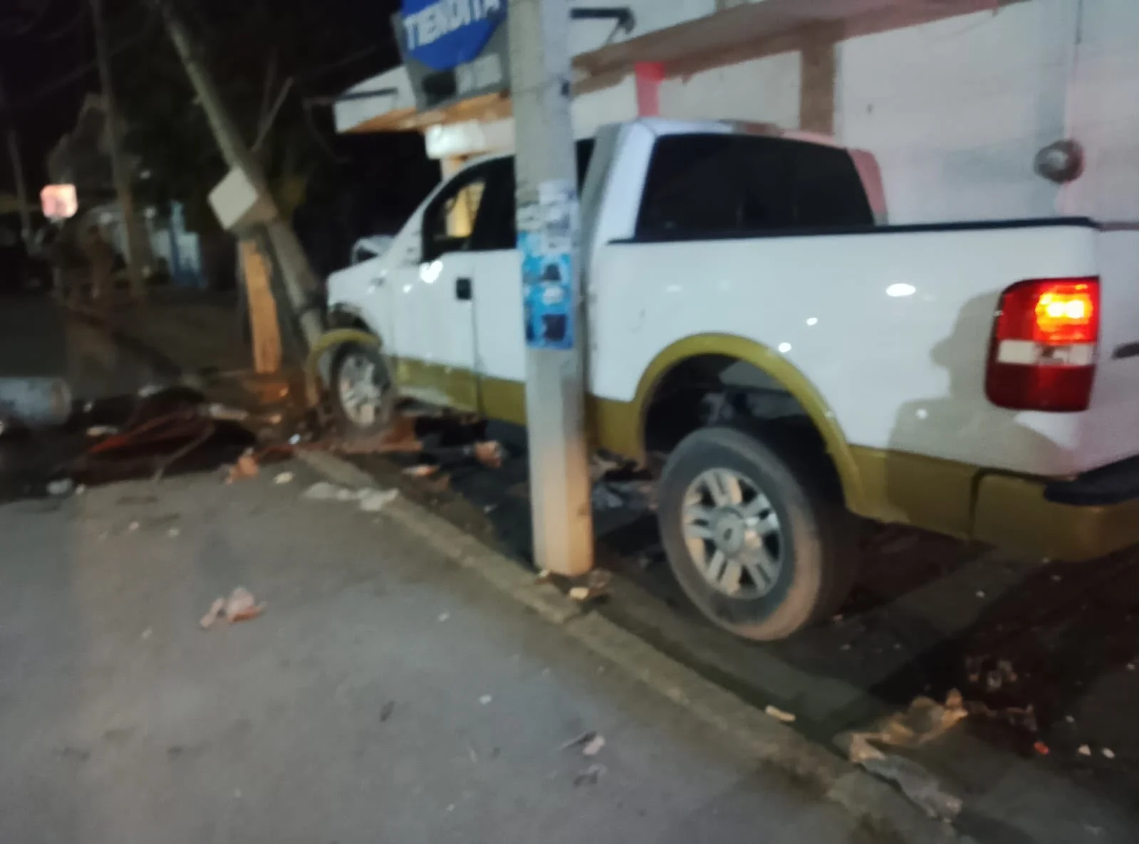 Muere conductor tras chocar contra dos locales comerciales en Torreón