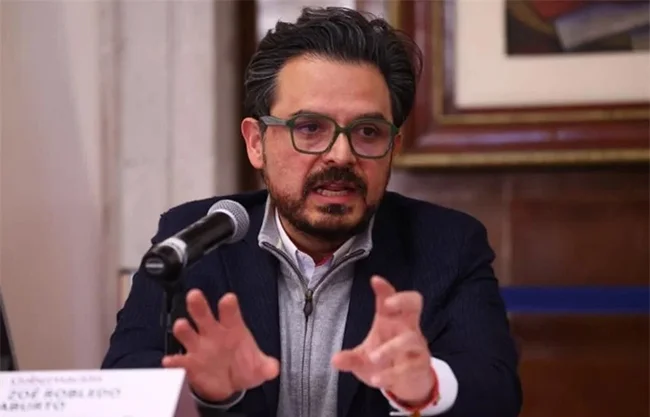 Zoé Robledo evade aclarar si el IMSS puede mejorar la propuesta de aumento salarial a trabajadores