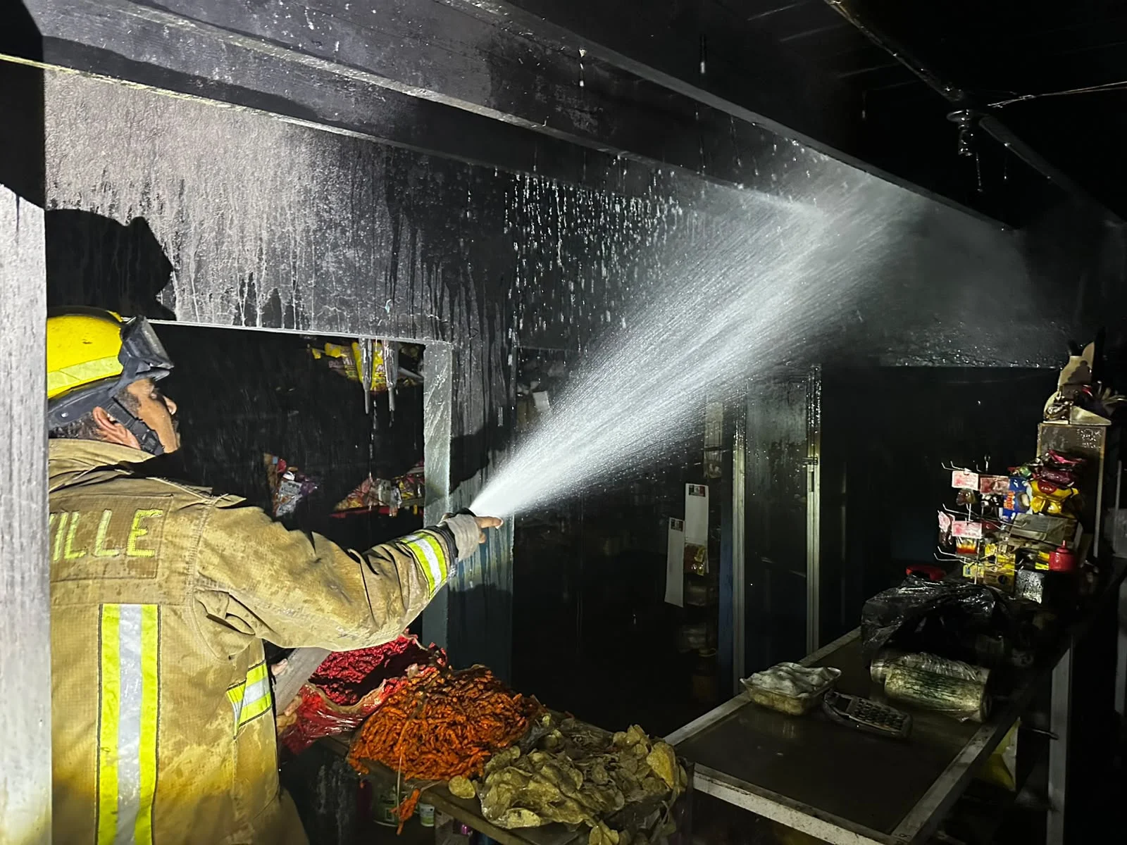 Incendio consume vivienda y parte de una tienda en el ejido San Ignacio, en Lerdo