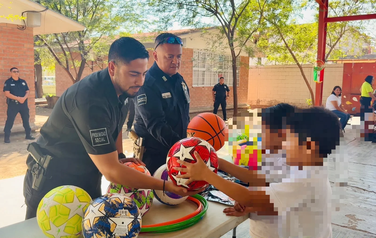 Policía de Torreón entrega material deportivo a primaria de Nueva California
