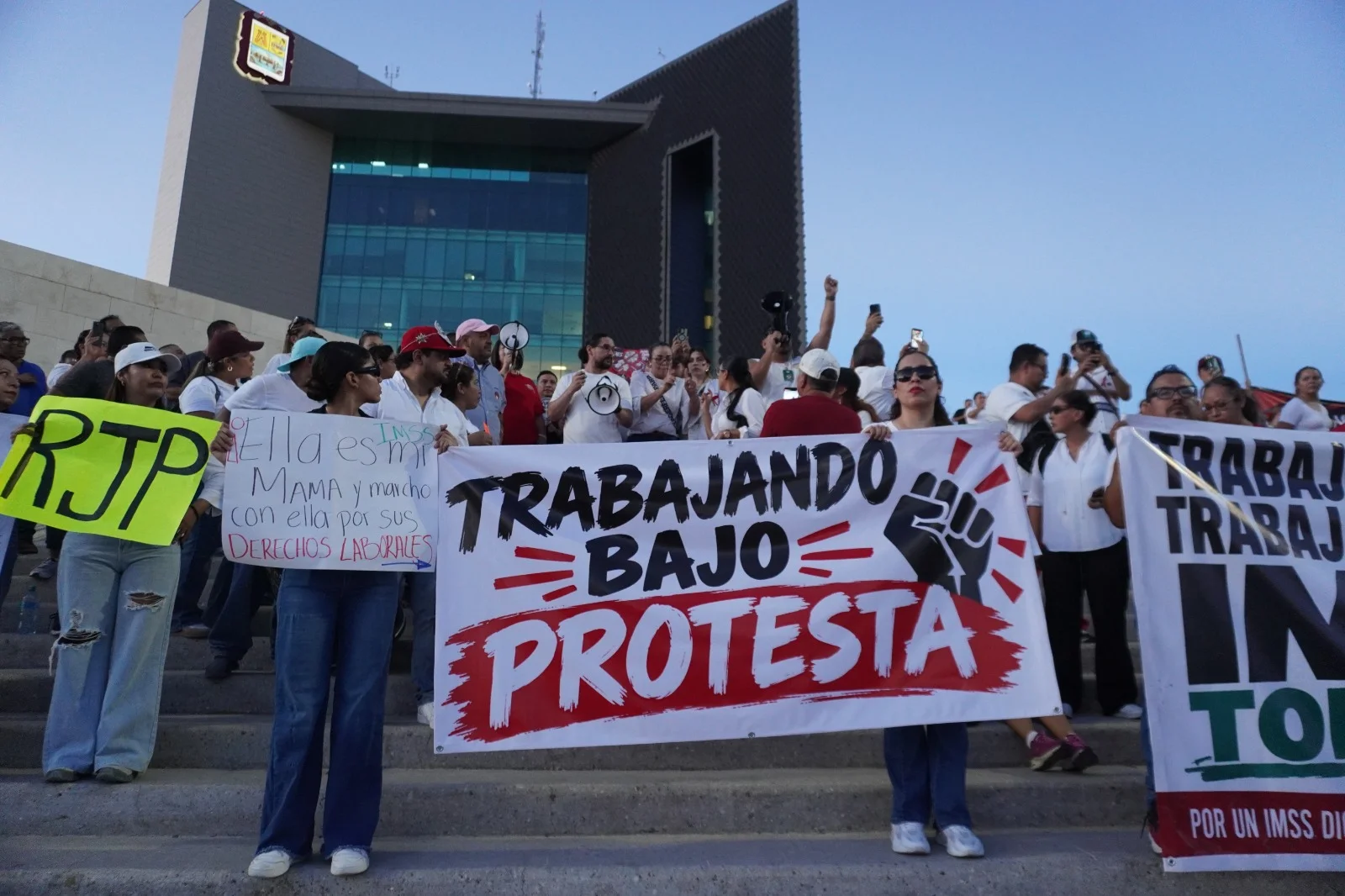 “Olivos, si pudieras, a tu madre la vendieras”: trabajadores y jubilados marchan contra el sindicato del IMSS en Torreón