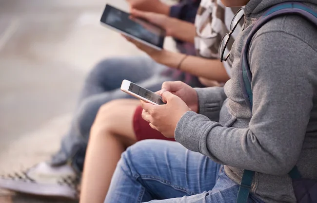 Sheinbaum plantea regular plataformas digitales para proteger a menores sin prohibir las redes sociales