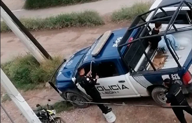 Policía de León olvida llaves dentro de su patrulla con un detenido arriba