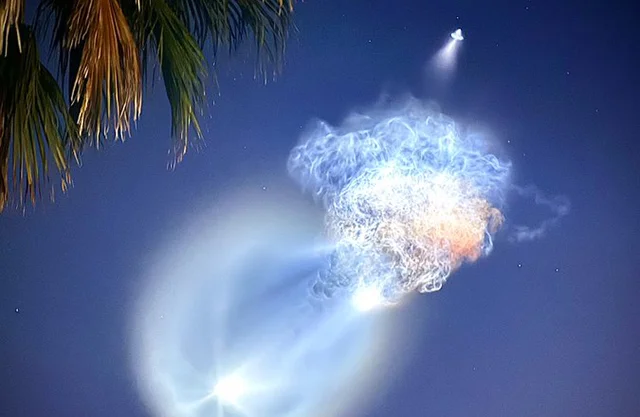 Una medusa espacial ilumina Florida tras el lanzamiento del Falcon 9 de SpaceX