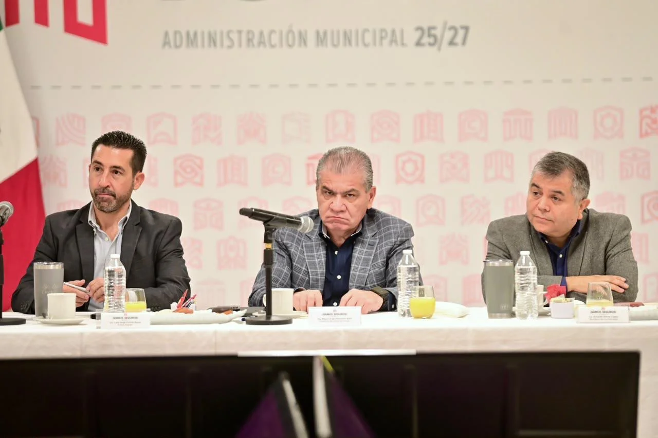 Alcalde Miguel Riquelme revisa proyectos de desarrollo urbano con integrantes del Implan