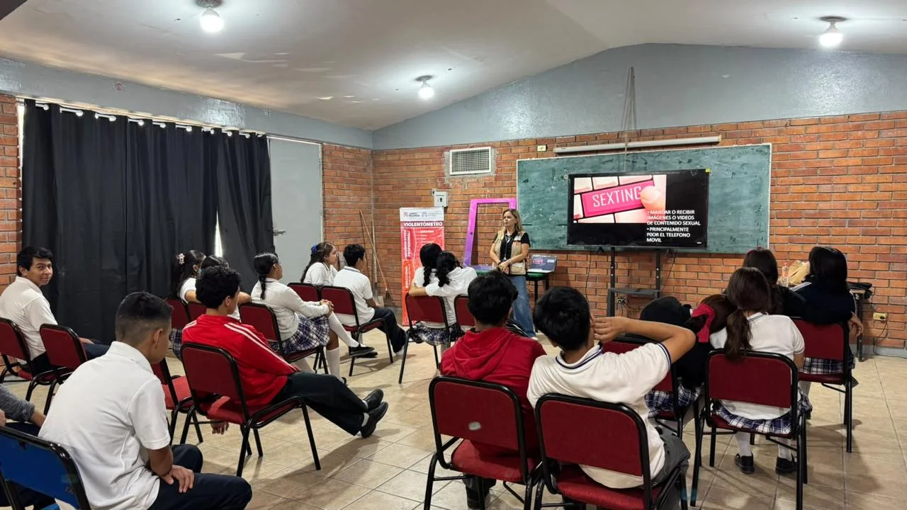 Alertan a estudiantes de secundaria sobre riesgos de violencia digital en Torreón