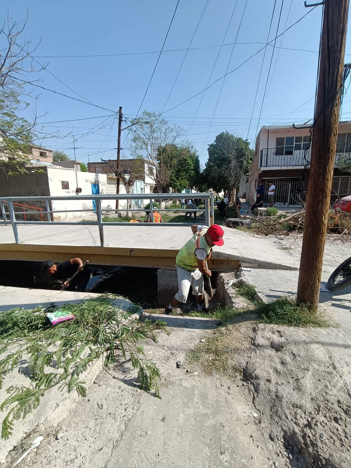 Limpian bocas de tormenta y canales para prevenir inundaciones en Torreón