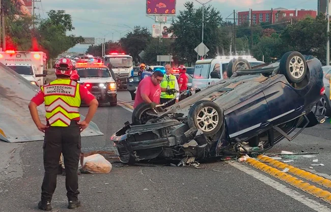 Padre de familia choca contra camión de carga menor uno se sus hijos resulta lesionado