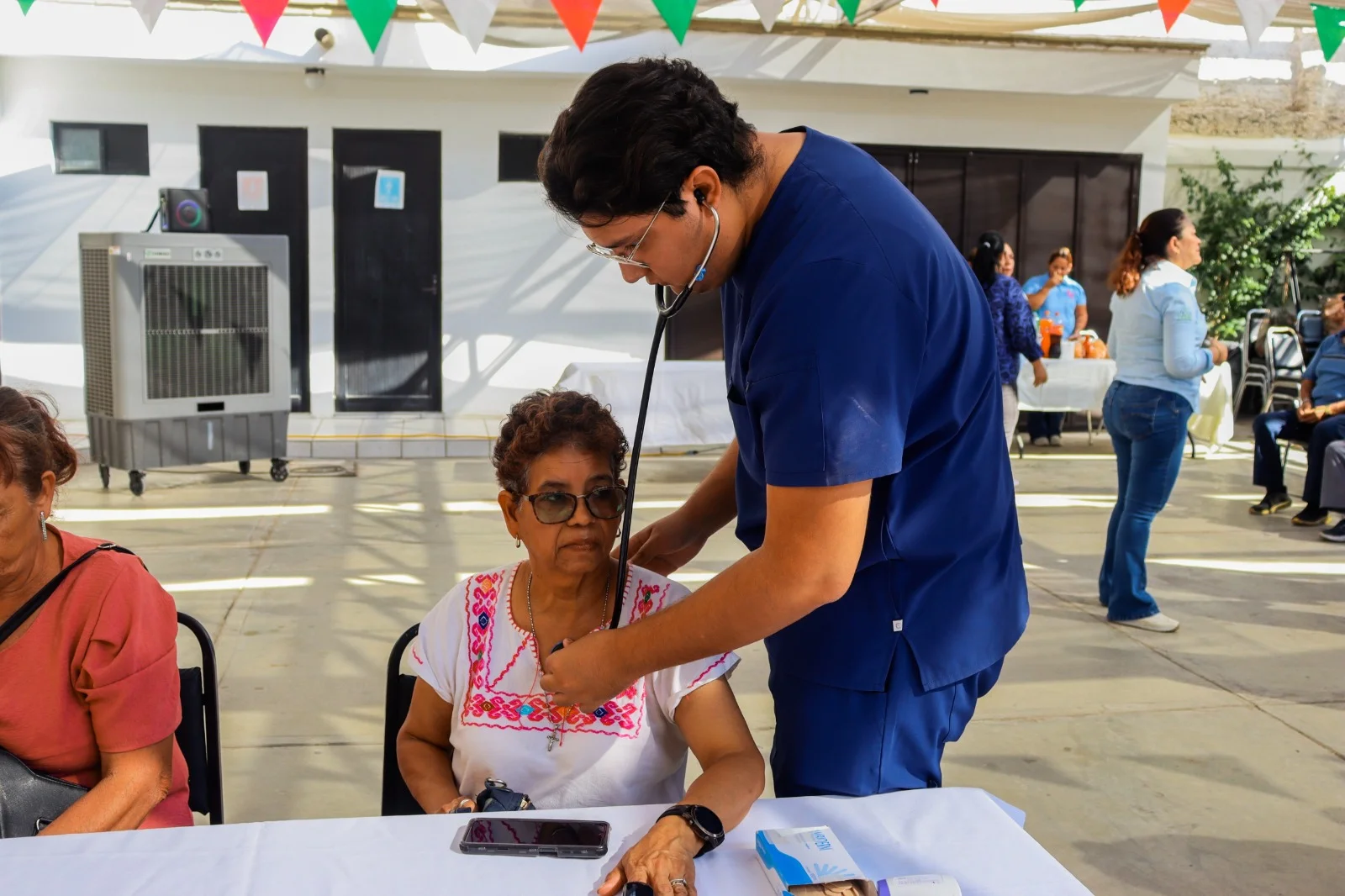 Brigada de salud atiende a 100 jubilados y pensionados del Ayuntamiento de Torreón