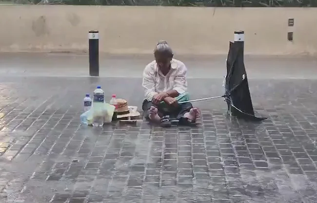 ¡Hasta que venga la presidenta! A sus 70 años, se planta bajo la lluvia frente a Palacio de Yucatán