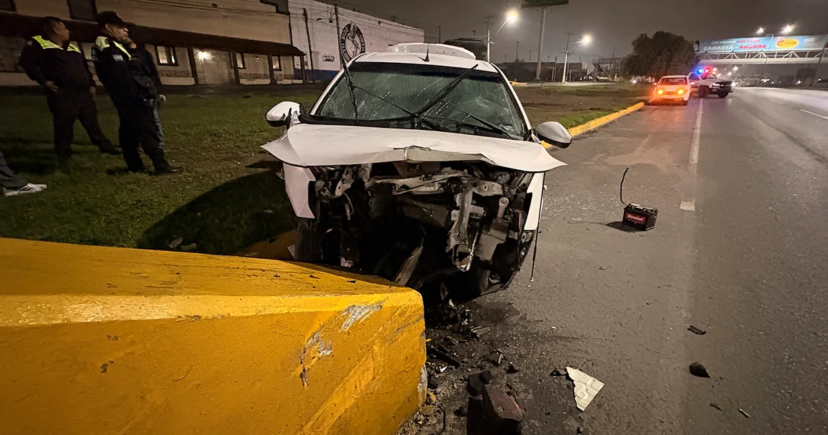 Joven sobrevive al destrozar su auto en dormitada al volante tras larga jornada laboral en Saltillo