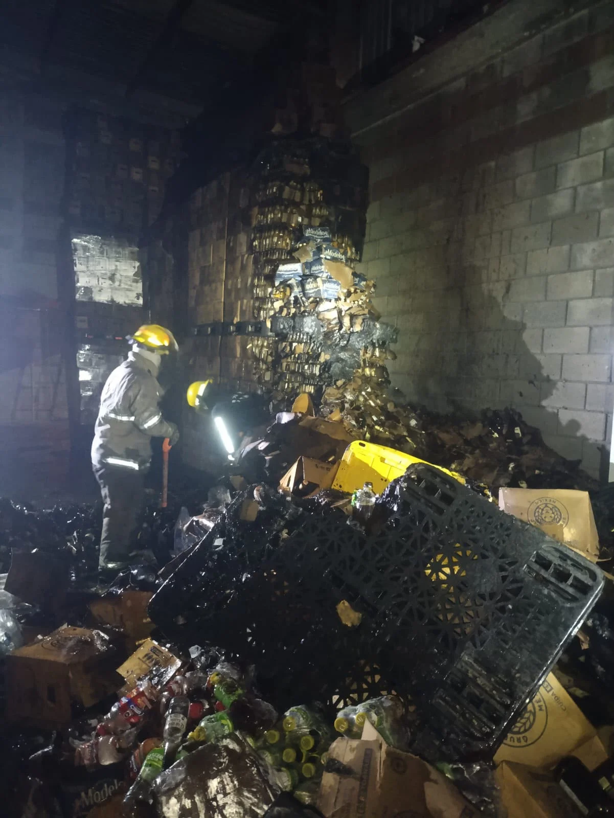 Incendio en depósito de cervezas moviliza a bomberos en el Centro de Torreón
