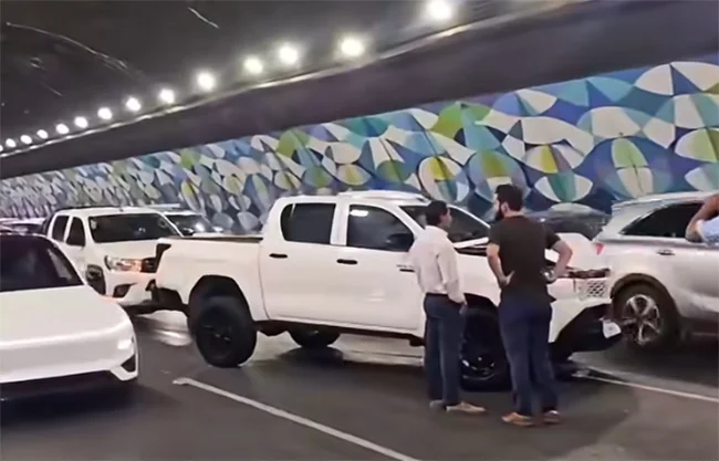 Carambola de 6 vehículos colapsa Túnel de la Loma Larga rumbo a Monterrey