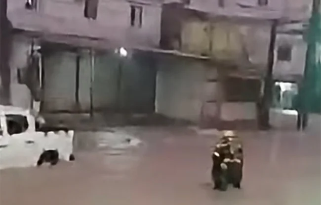 Rescatan a dos adultos mayores atrapados por la corriente en Monterrey